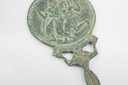 Handspiegel aus Bronze mit der Abbildung eines tanzenden Paares – Griechenland, 5. Jahrhundert v. Chr.