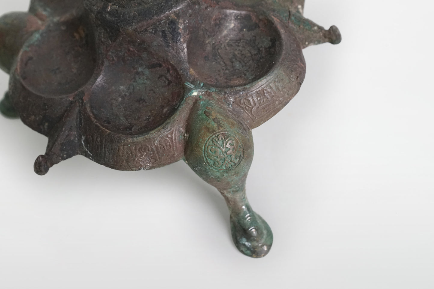 Seldschukischer Kerzenhalter aus patinierter Bronze, Nishapur – Persien, 12. Jahrhundert