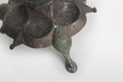 Seldschukischer Kerzenhalter aus patinierter Bronze, Nishapur – Persien, 12. Jahrhundert