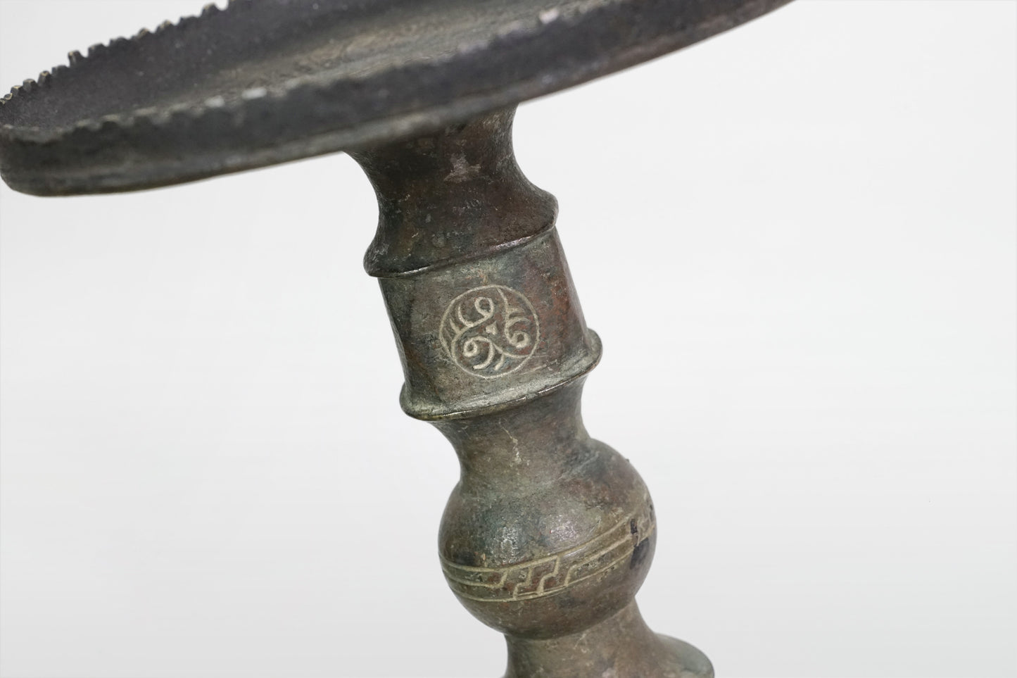 Seldschukischer Kerzenhalter aus patinierter Bronze, Nishapur – Persien, 12. Jahrhundert
