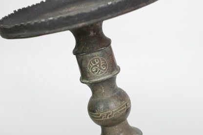 Seldschukischer Kerzenhalter aus patinierter Bronze, Nishapur – Persien, 12. Jahrhundert
