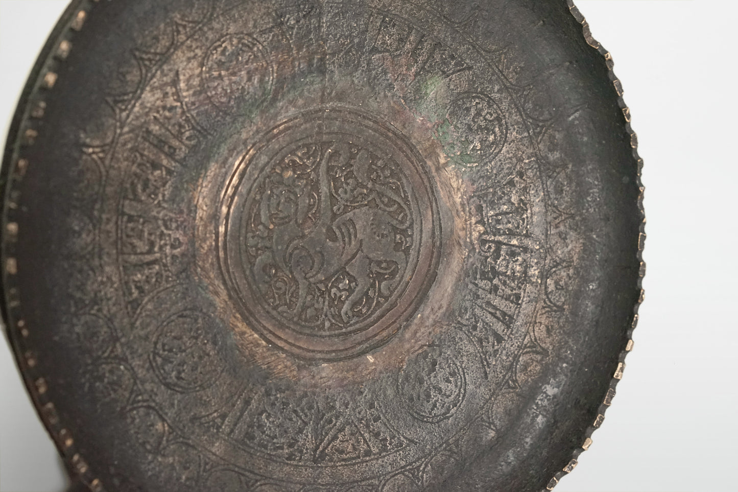 Seldschukischer Kerzenhalter aus patinierter Bronze, Nishapur – Persien, 12. Jahrhundert