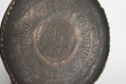 Seldschukischer Kerzenhalter aus patinierter Bronze, Nishapur – Persien, 12. Jahrhundert