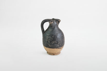 Apulische schwarz glasierte Dreiblatt-Oinochoe – Griechenland, 4. Jahrhundert v. Chr.