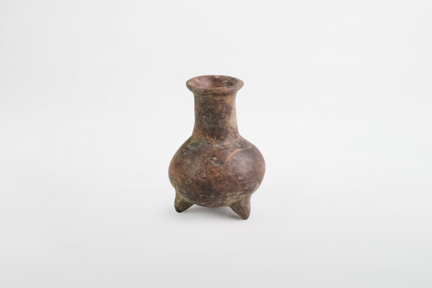 Dreibeinige Terrakottaflasche mit langem Hals – Griechenland, ca. 2. Jahrtausend v. Chr.