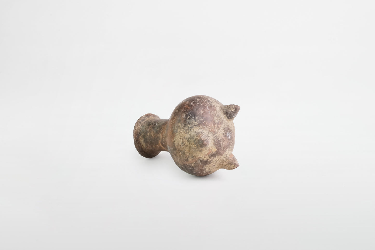 Dreibeinige Terrakottaflasche mit langem Hals – Griechenland, ca. 2. Jahrtausend v. Chr.