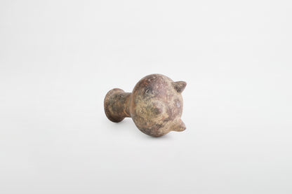 Dreibeinige Terrakottaflasche mit langem Hals – Griechenland, ca. 2. Jahrtausend v. Chr.