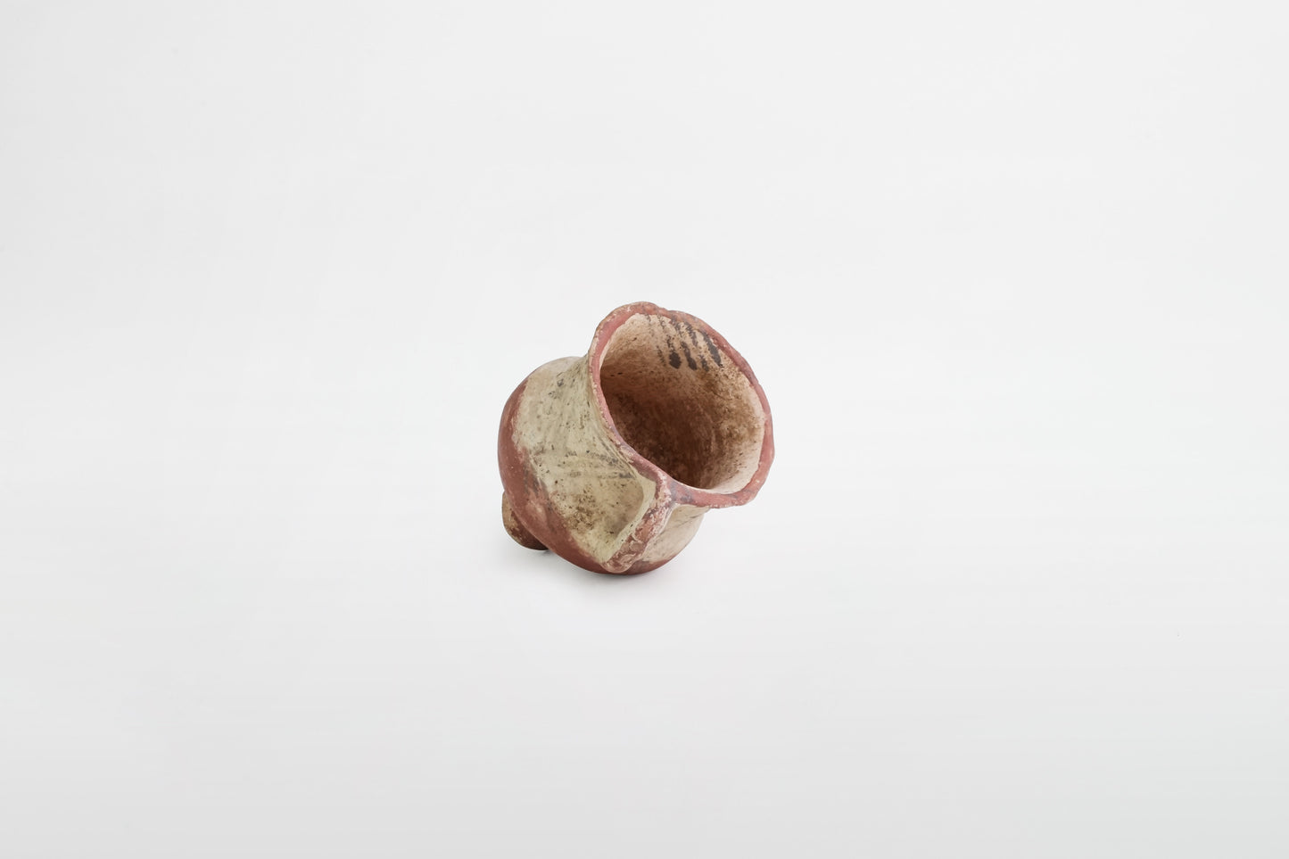 Miniatur-Terrakottagefäß mit Ständer – Zypern, 13.–9. Jahrhundert v. Chr.