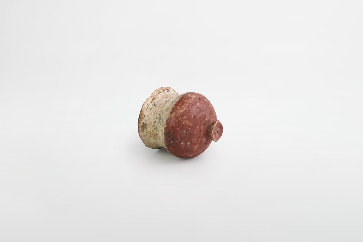 Miniatur-Terrakottagefäß mit Ständer – Zypern, 13.–9. Jahrhundert v. Chr.