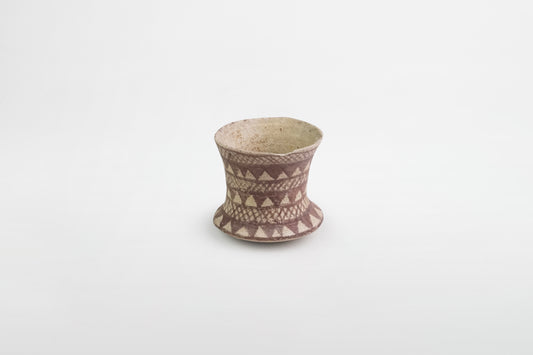 Trompetenförmiger Becher mit geometrischer Malerei – Südwestiran, 4. Jahrtausend v. Chr.