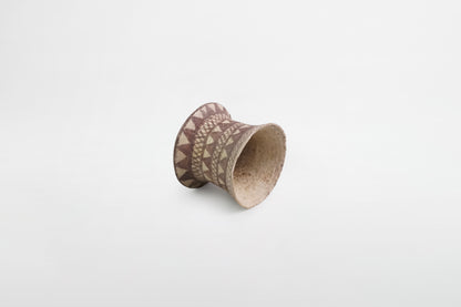 Trompetenförmiger Becher mit geometrischer Malerei – Südwestiran, 4. Jahrtausend v. Chr.