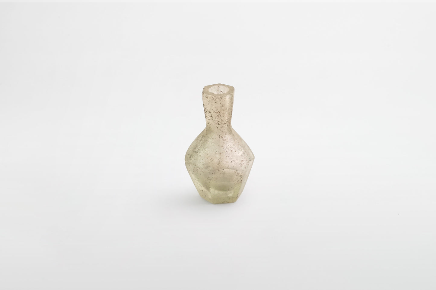 Kleine sechseckige Glasflasche – Ägypten, 1.–3. Jahrhundert
