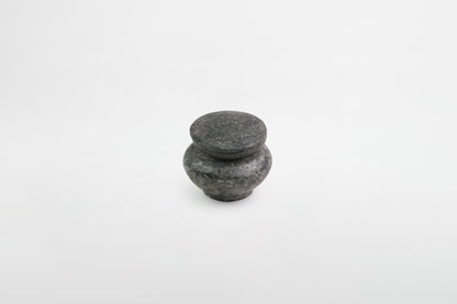 Kleines Salbgefäß aus Stein mit Deckel – Ägypten, 5.–4. Jahrhundert v. Chr.