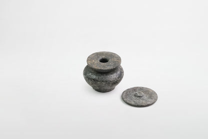 Kleines Salbgefäß aus Stein mit Deckel – Ägypten, 5.–4. Jahrhundert v. Chr.