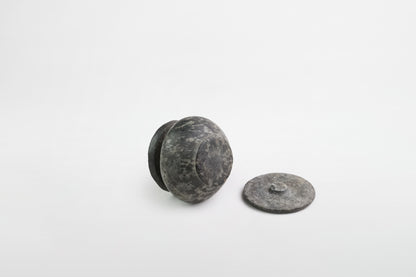 Kleines Salbgefäß aus Stein mit Deckel – Ägypten, 5.–4. Jahrhundert v. Chr.