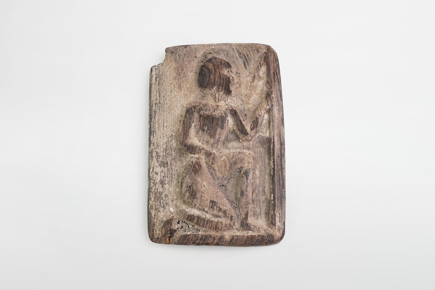 Holzrelief mit kniender Figur – Ägypten, ca. 16.–4. Jahrhundert v. Chr.
