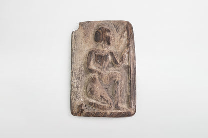 Holzrelief mit kniender Figur – Ägypten, ca. 16.–4. Jahrhundert v. Chr.