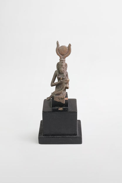 Bronzefigur der Isis, die ihren Sohn Horus stillt – Ägypten, 7.–4. Jahrhundert v. Chr.