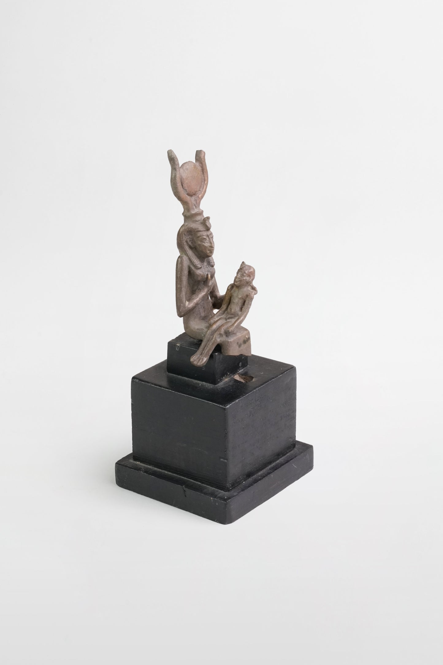 Bronzefigur der Isis, die ihren Sohn Horus stillt – Ägypten, 7.–4. Jahrhundert v. Chr.