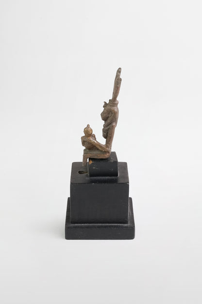 Bronzefigur der Isis, die ihren Sohn Horus stillt – Ägypten, 7.–4. Jahrhundert v. Chr.