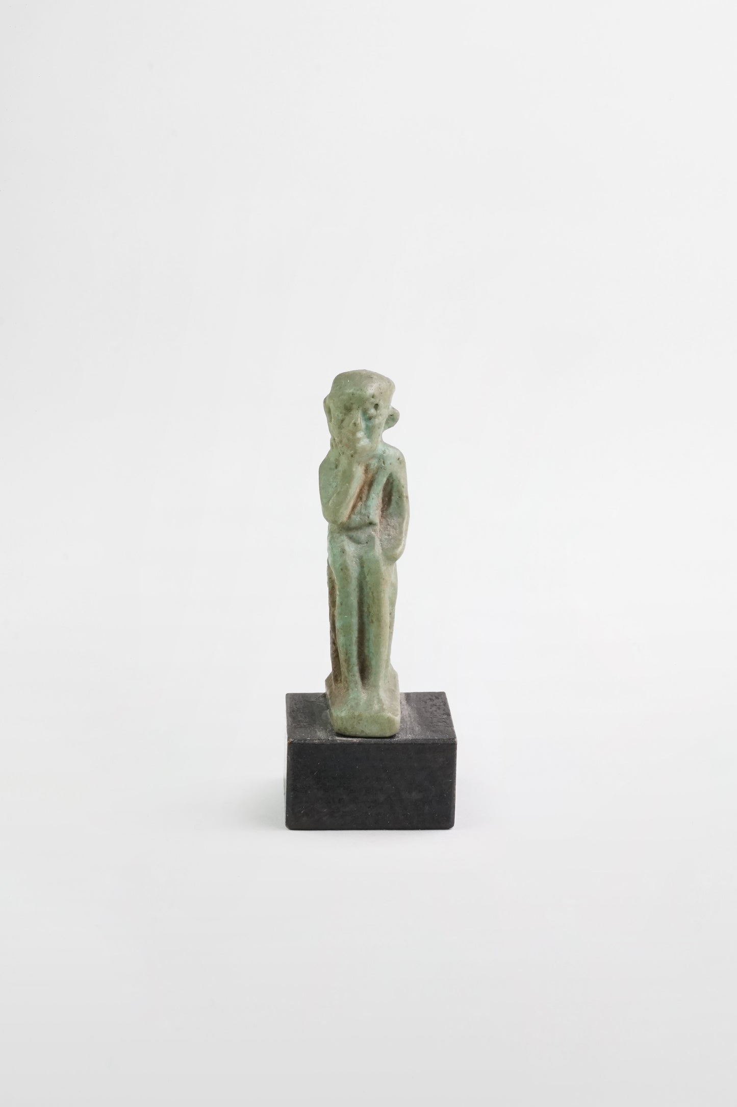 Sitzende Fayencefigur – Ägypten, 7.–4. Jahrhundert v. Chr.