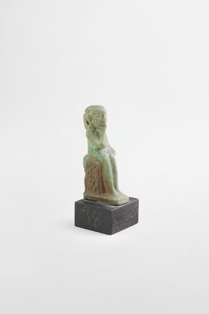Sitzende Fayencefigur – Ägypten, 7.–4. Jahrhundert v. Chr.