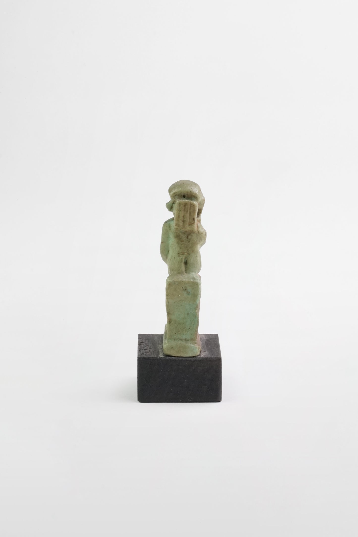 Sitzende Fayencefigur – Ägypten, 7.–4. Jahrhundert v. Chr.