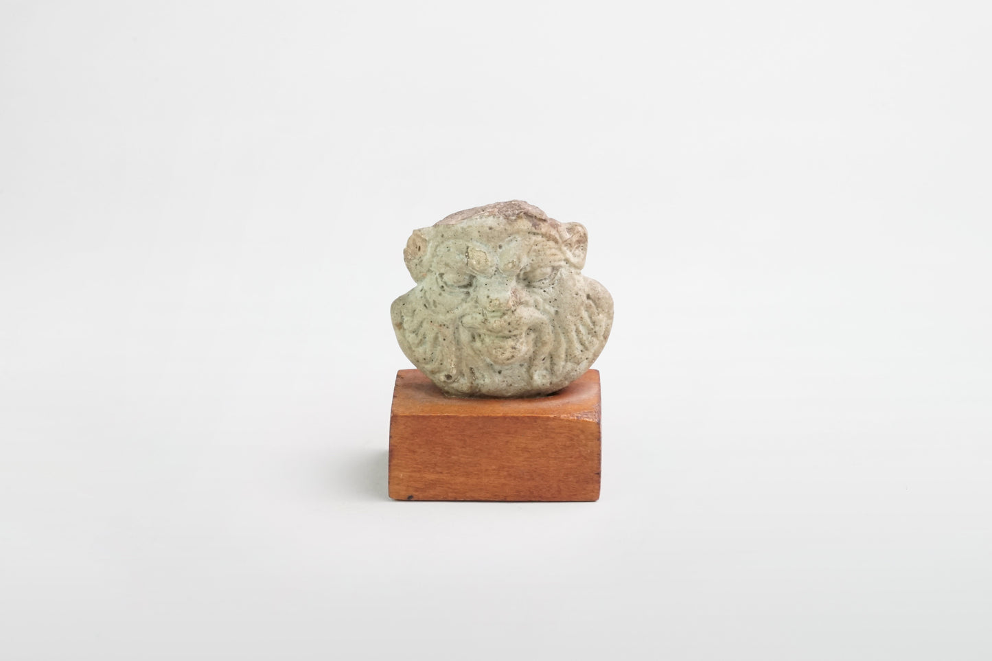 Steinkopf der Gottheit Bes – Ägypten, ptolemäische Zeit, 3.–2. Jahrhundert v. Chr.