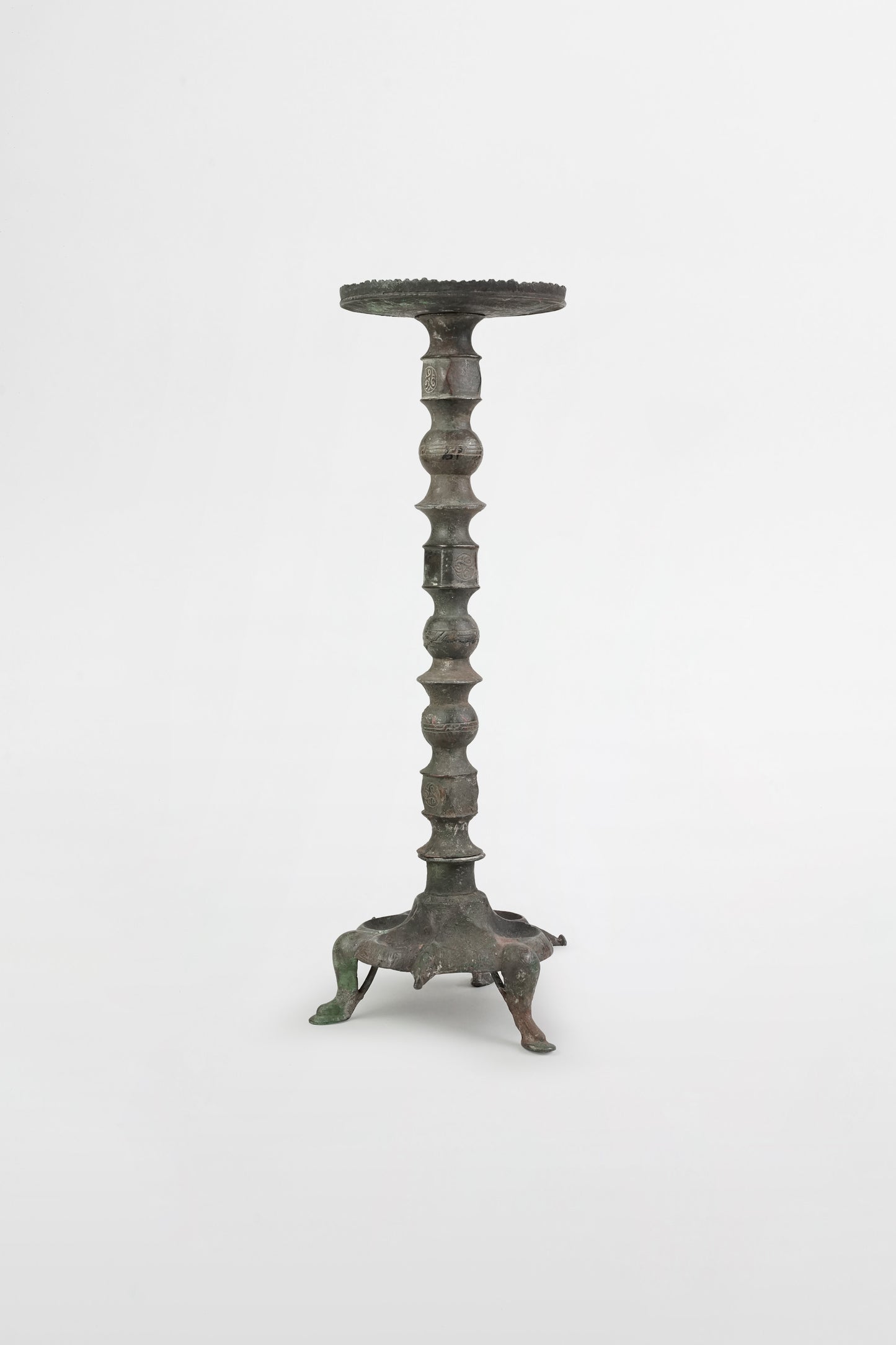 Seldschukischer Kerzenhalter aus patinierter Bronze, Nishapur – Persien, 12. Jahrhundert