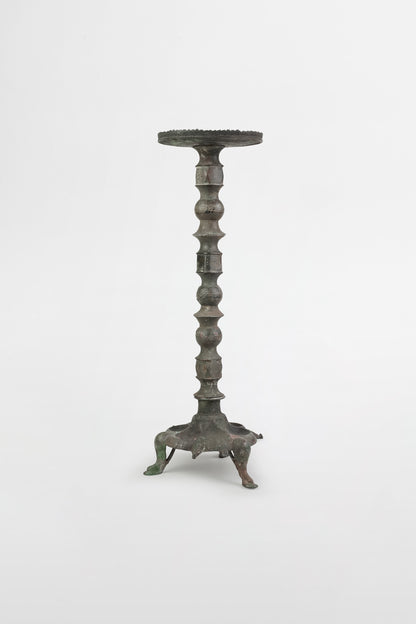 Seldschukischer Kerzenhalter aus patinierter Bronze, Nishapur – Persien, 12. Jahrhundert