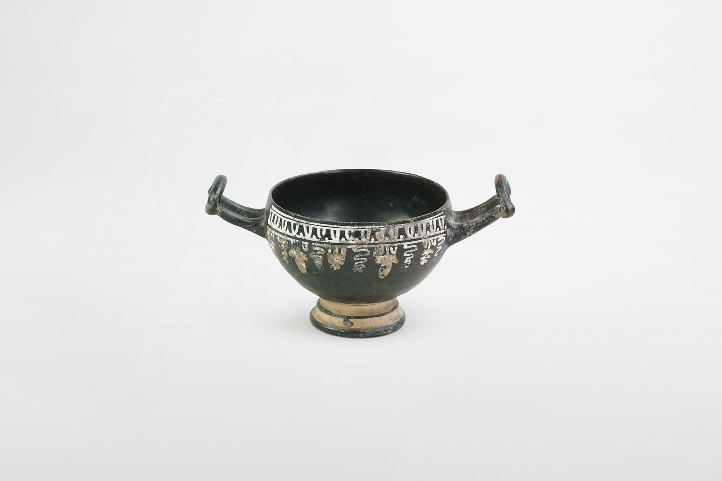 Attischer Kylix aus schwarz glasierter Keramik mit dekorativer Weinrebenmalerei – Griechenland, 5. Jahrhundert v. Chr.