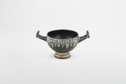 Attischer Kylix aus schwarz glasierter Keramik mit dekorativer Weinrebenmalerei – Griechenland, 5. Jahrhundert v. Chr.