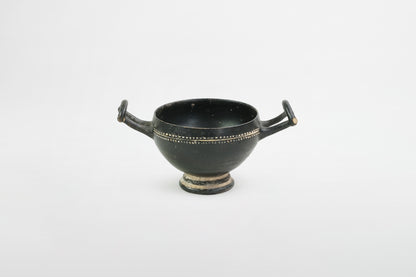 Attischer Kylix aus schwarz glasierter Keramik mit dekorativer Weinrebenmalerei – Griechenland, 5. Jahrhundert v. Chr.
