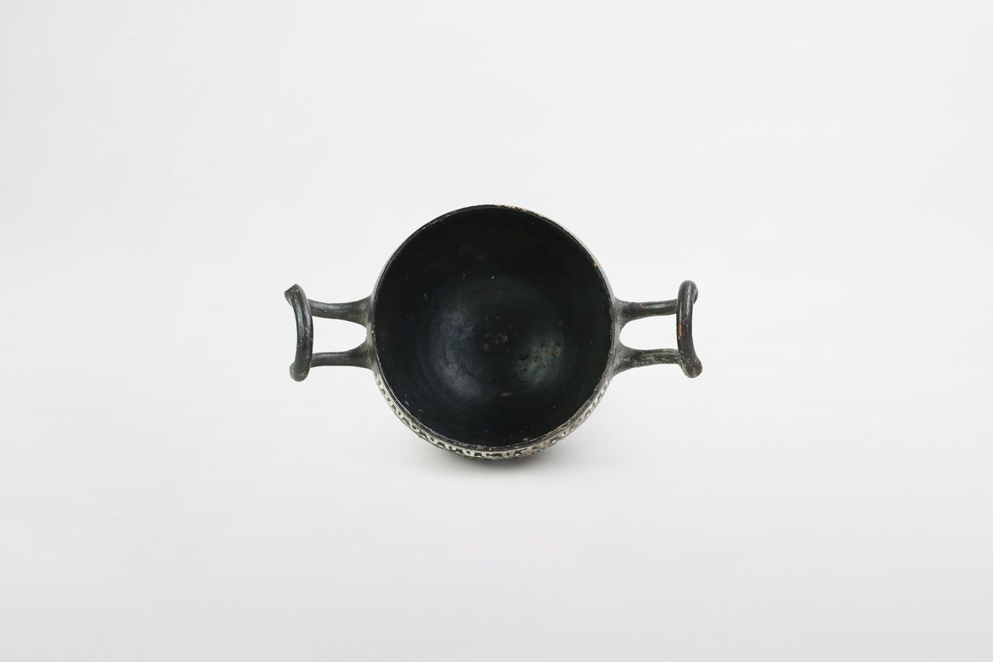 Attischer Kylix aus schwarz glasierter Keramik mit dekorativer Weinrebenmalerei – Griechenland, 5. Jahrhundert v. Chr.