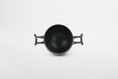 Attischer Kylix aus schwarz glasierter Keramik mit dekorativer Weinrebenmalerei – Griechenland, 5. Jahrhundert v. Chr.