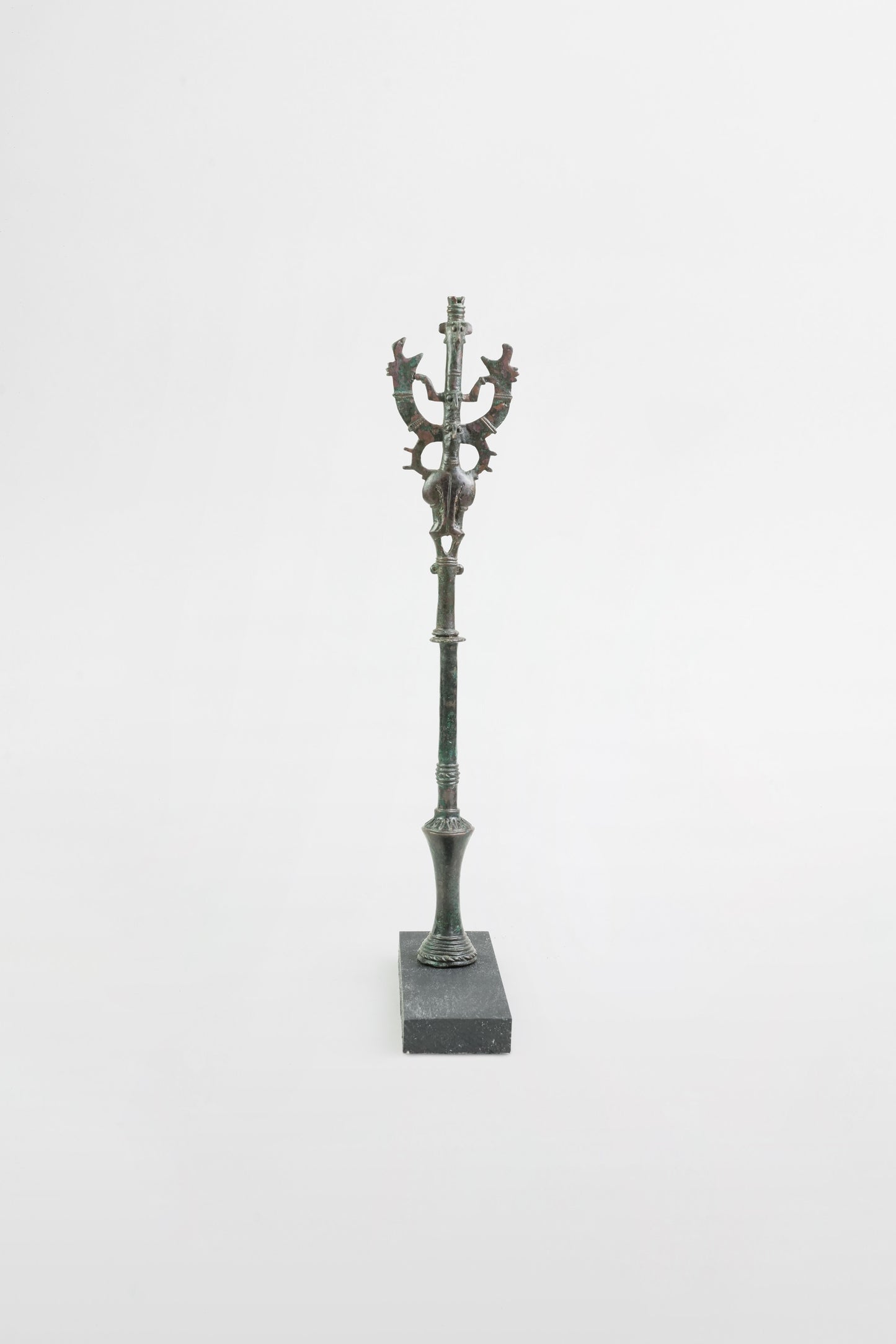  Dreiköpfige Bronze-Standarte „Meister der Tiere" - Persien, 8. Jahrhundert v. Chr.