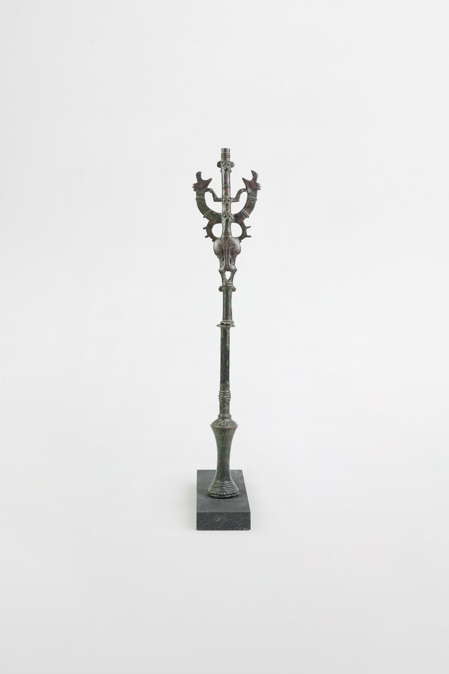  Dreiköpfige Bronze-Standarte „Meister der Tiere" - Persien, 8. Jahrhundert v. Chr.
