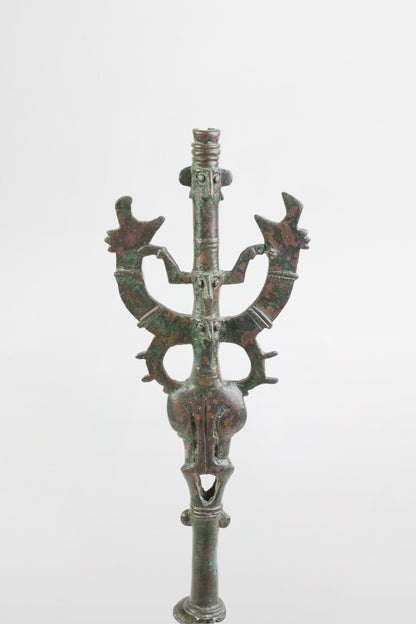  Dreiköpfige Bronze-Standarte „Meister der Tiere" - Persien, 8. Jahrhundert v. Chr.