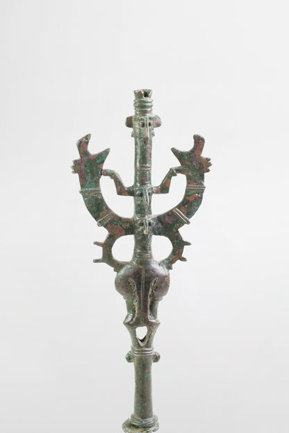  Dreiköpfige Bronze-Standarte „Meister der Tiere" - Persien, 8. Jahrhundert v. Chr.