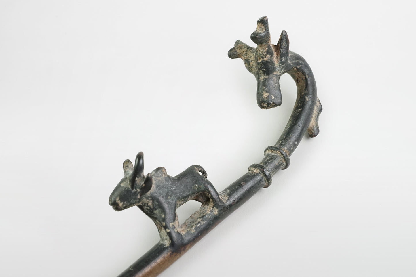 Rituelles Objekt aus Bronze mit Tierdarstellung, Luristan – Persien, 6. Jahrhundert v. Chr.