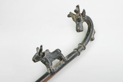 Rituelles Objekt aus Bronze mit Tierdarstellung, Luristan – Persien, 6. Jahrhundert v. Chr.