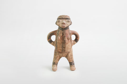 Stehende weibliche Terrakottafigur mit Bemalung, Nayarit-Kultur – Mexiko, 2. Jahrhundert v. Chr. – 4. Jahrhundert