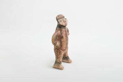 Stehende weibliche Terrakottafigur mit Bemalung, Nayarit-Kultur – Mexiko, 2. Jahrhundert v. Chr. – 4. Jahrhundert