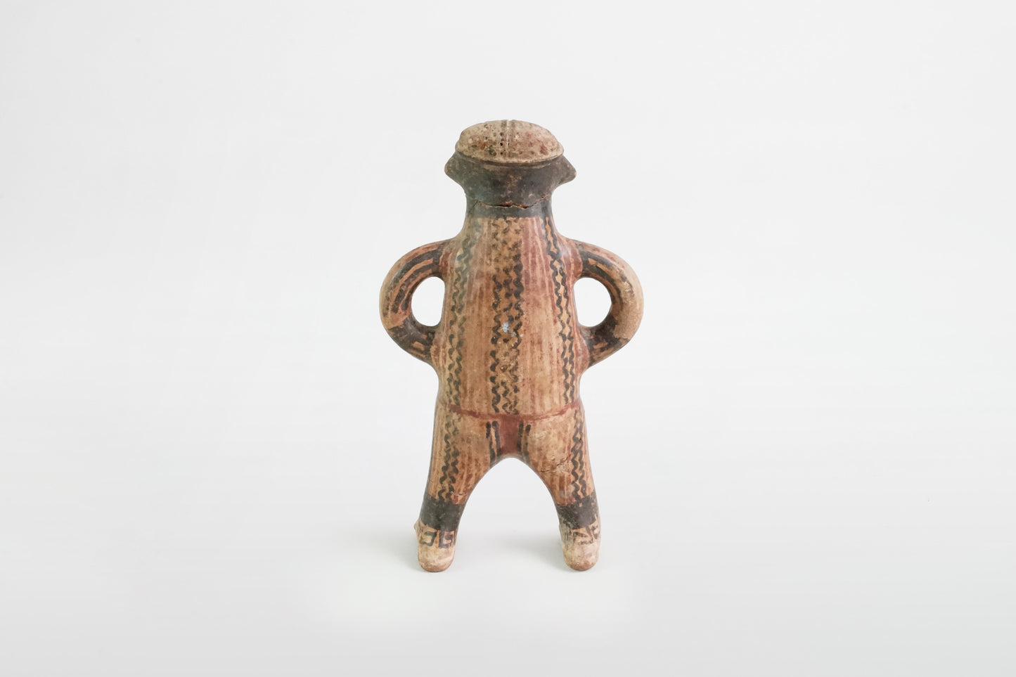 Stehende weibliche Terrakottafigur mit Bemalung, Nayarit-Kultur – Mexiko, 2. Jahrhundert v. Chr. – 4. Jahrhundert