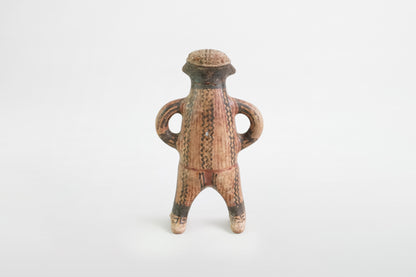 Stehende weibliche Terrakottafigur mit Bemalung, Nayarit-Kultur – Mexiko, 2. Jahrhundert v. Chr. – 4. Jahrhundert