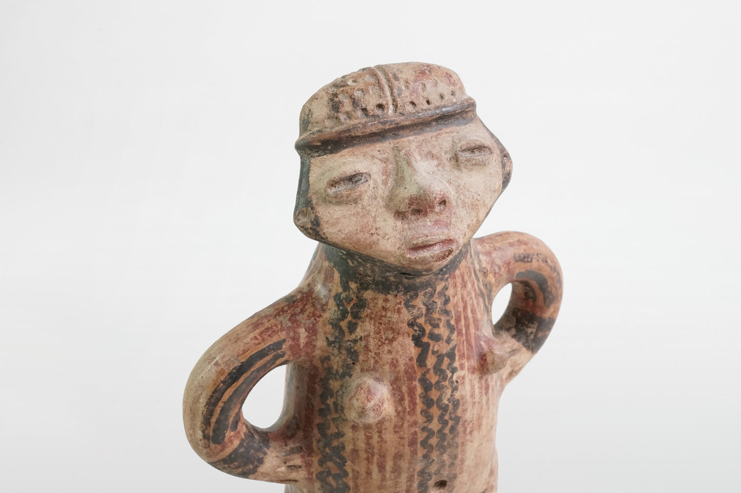 Stehende weibliche Terrakottafigur mit Bemalung, Nayarit-Kultur – Mexiko, 2. Jahrhundert v. Chr. – 4. Jahrhundert