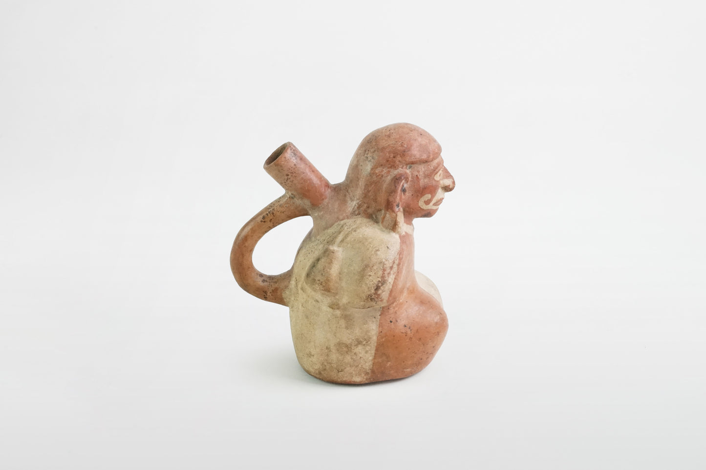 Keramikflasche mit Steigbügelausguss, Moche-Kultur – Peru, 2.–8. Jahrhundert