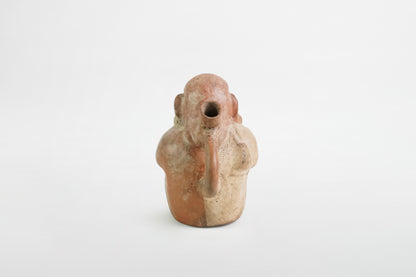 Keramikflasche mit Steigbügelausguss, Moche-Kultur – Peru, 2.–8. Jahrhundert