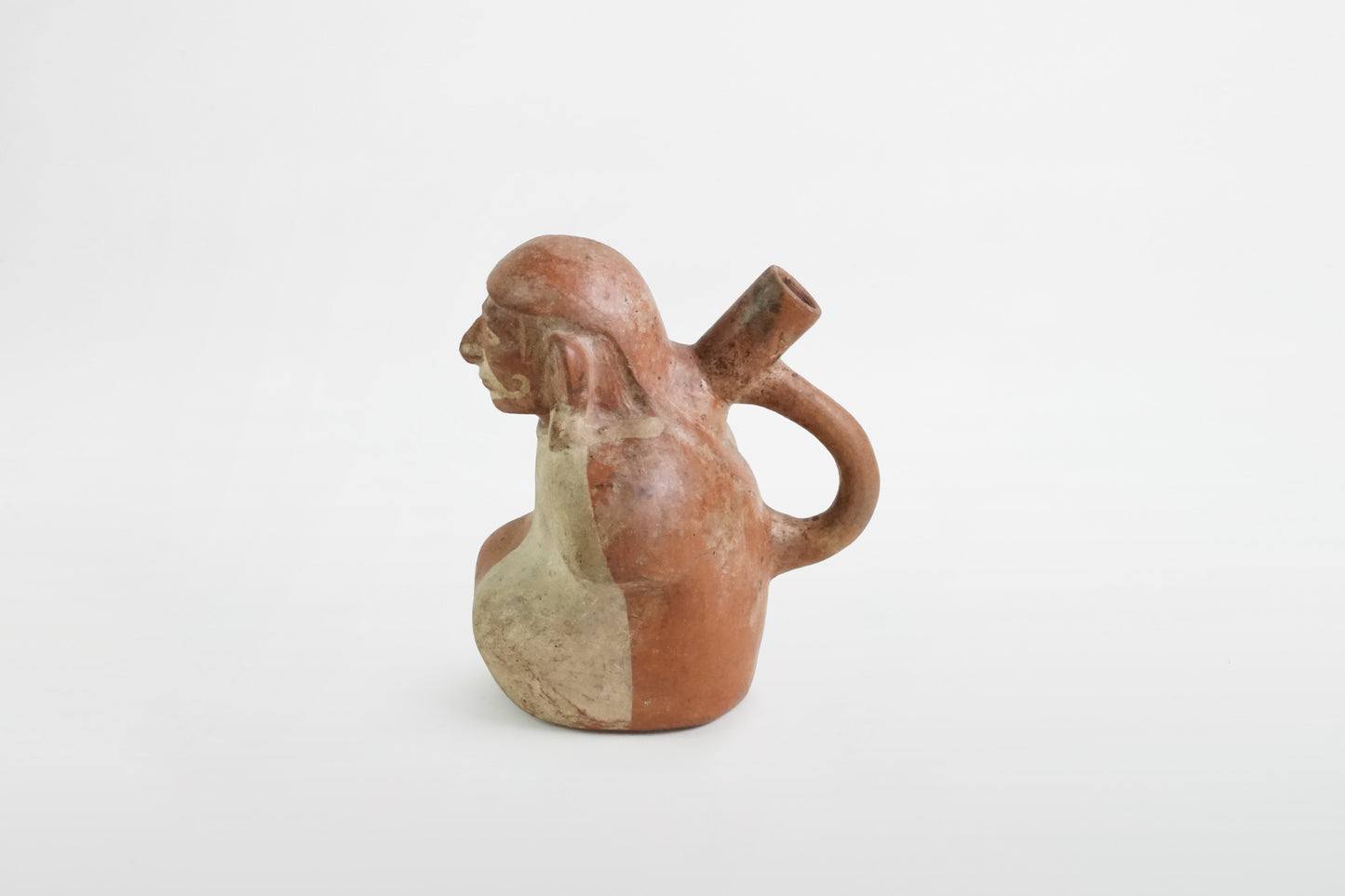 Keramikflasche mit Steigbügelausguss, Moche-Kultur – Peru, 2.–8. Jahrhundert