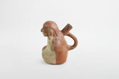 Keramikflasche mit Steigbügelausguss, Moche-Kultur – Peru, 2.–8. Jahrhundert